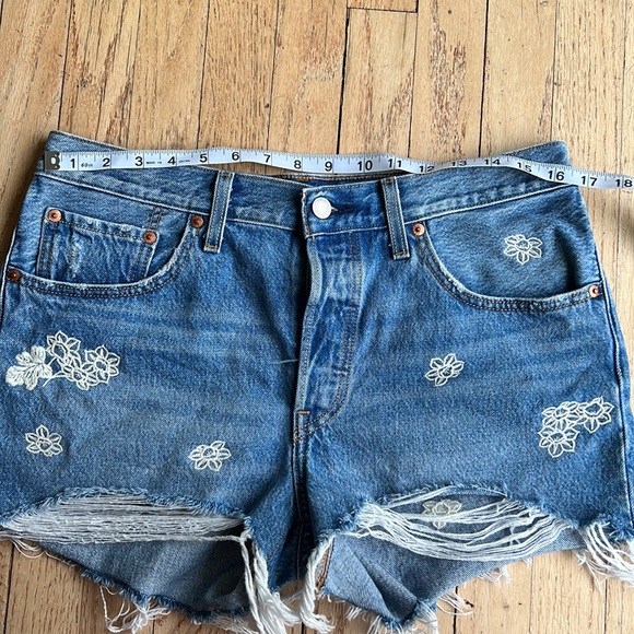Levi’s high waisted shorts size 30 great condition - Picture 6 of 9
